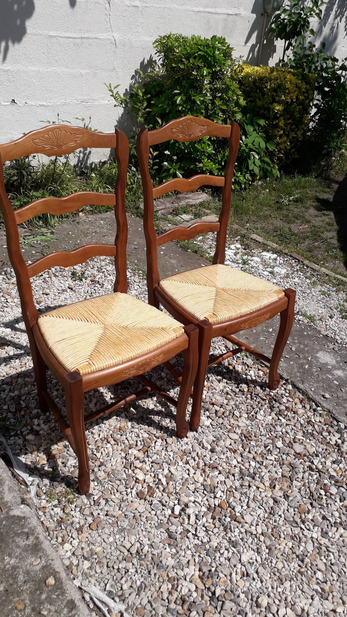 Chaises en bois et paille
