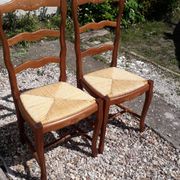 Chaises en bois et paille