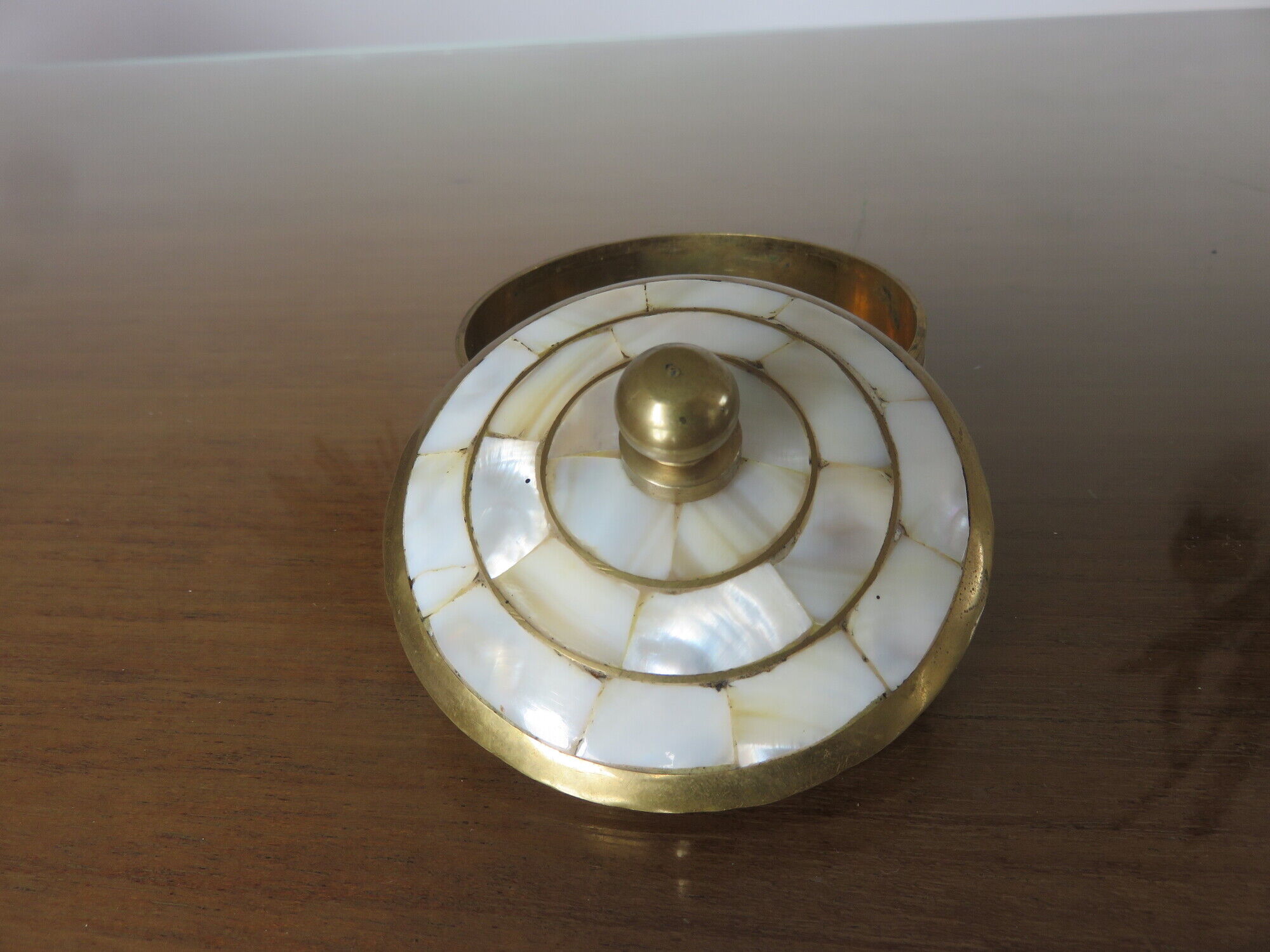 Round box in white mother-of-pearl and brass 60s 70s