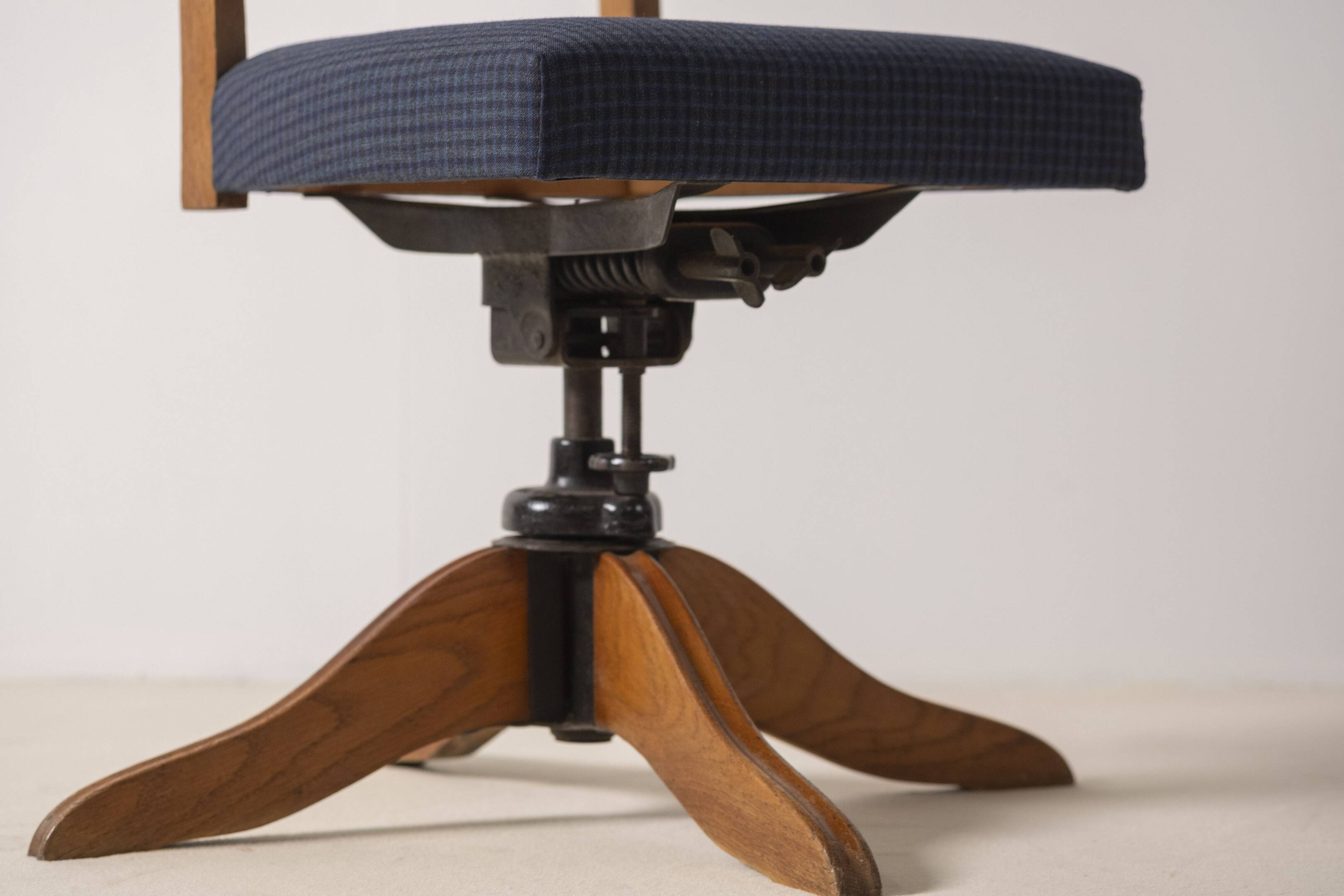 1930's Oak Swivel Office Chair by SMV, Sweden