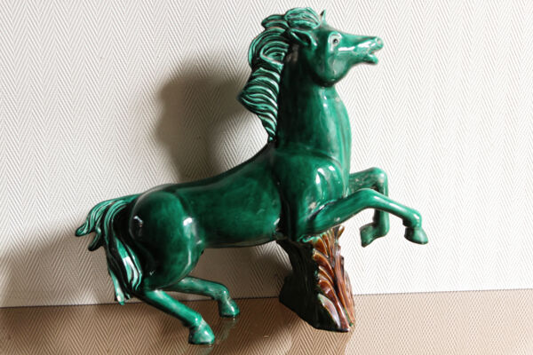 Cheval en faïence verte