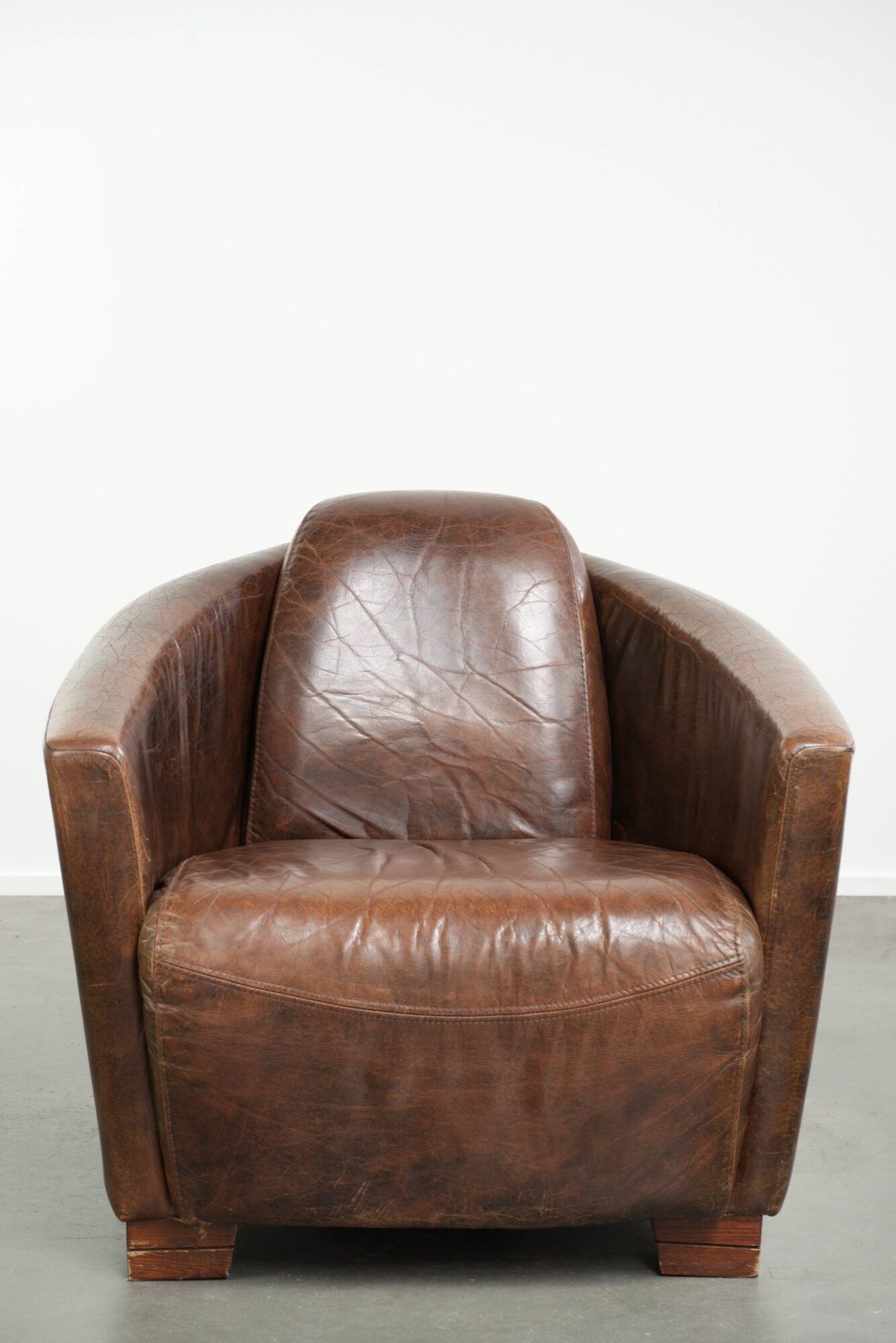 Cow leather armchair in Aviator design with patina and a warm appearance