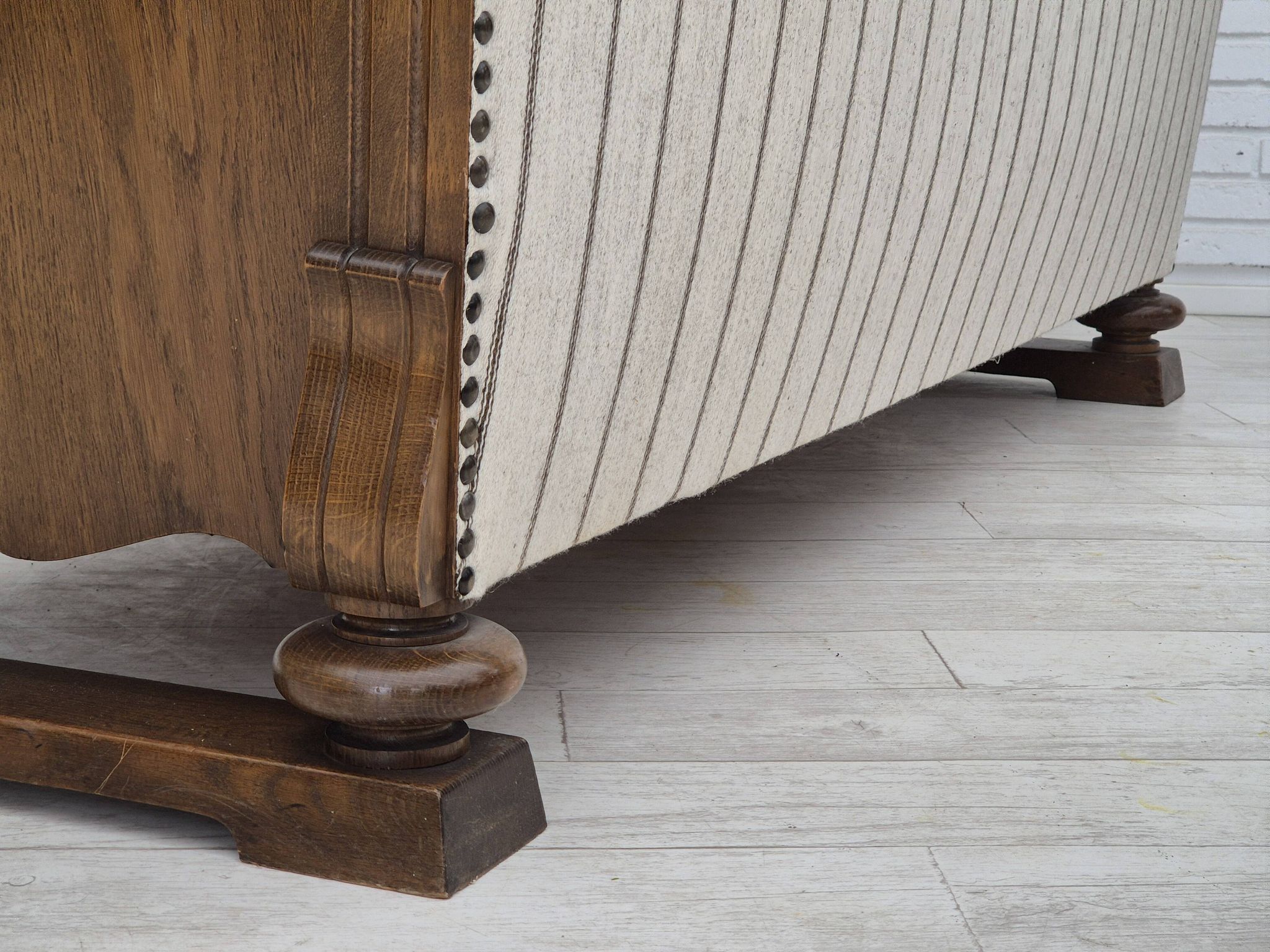 Années 1950, design scandinave, fauteuil retapissé, tissu blanc/gris clair, bois de chêne.