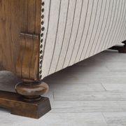 Années 1950, design scandinave, fauteuil retapissé, tissu blanc/gris clair, bois de chêne.