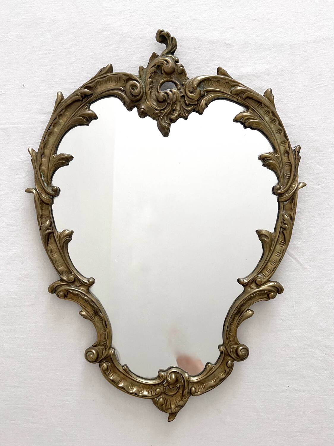 Miroir classique rocaille en laiton doré vintage