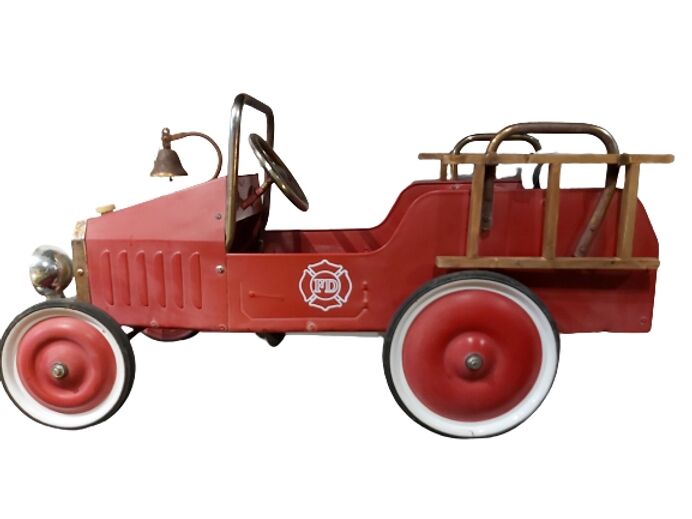 Ancienne voiture de pompier à pédales, en tôle.