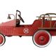 Ancienne voiture de pompier à pédales, en tôle.