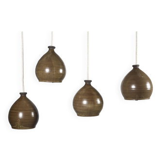 Ensemble de quatre lampes à suspension danoises en céramique tournées à la main