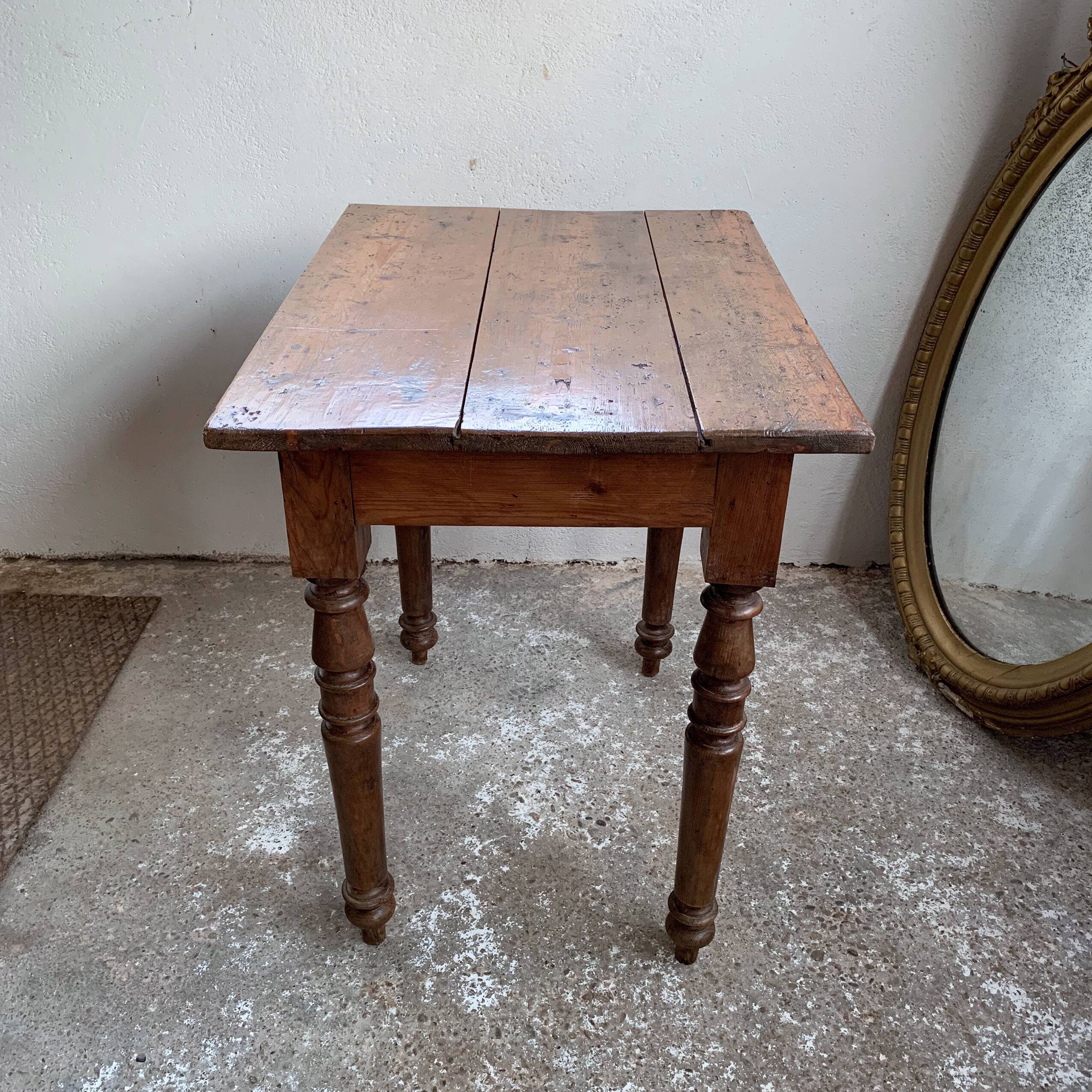 Small English pine table - early 20th century