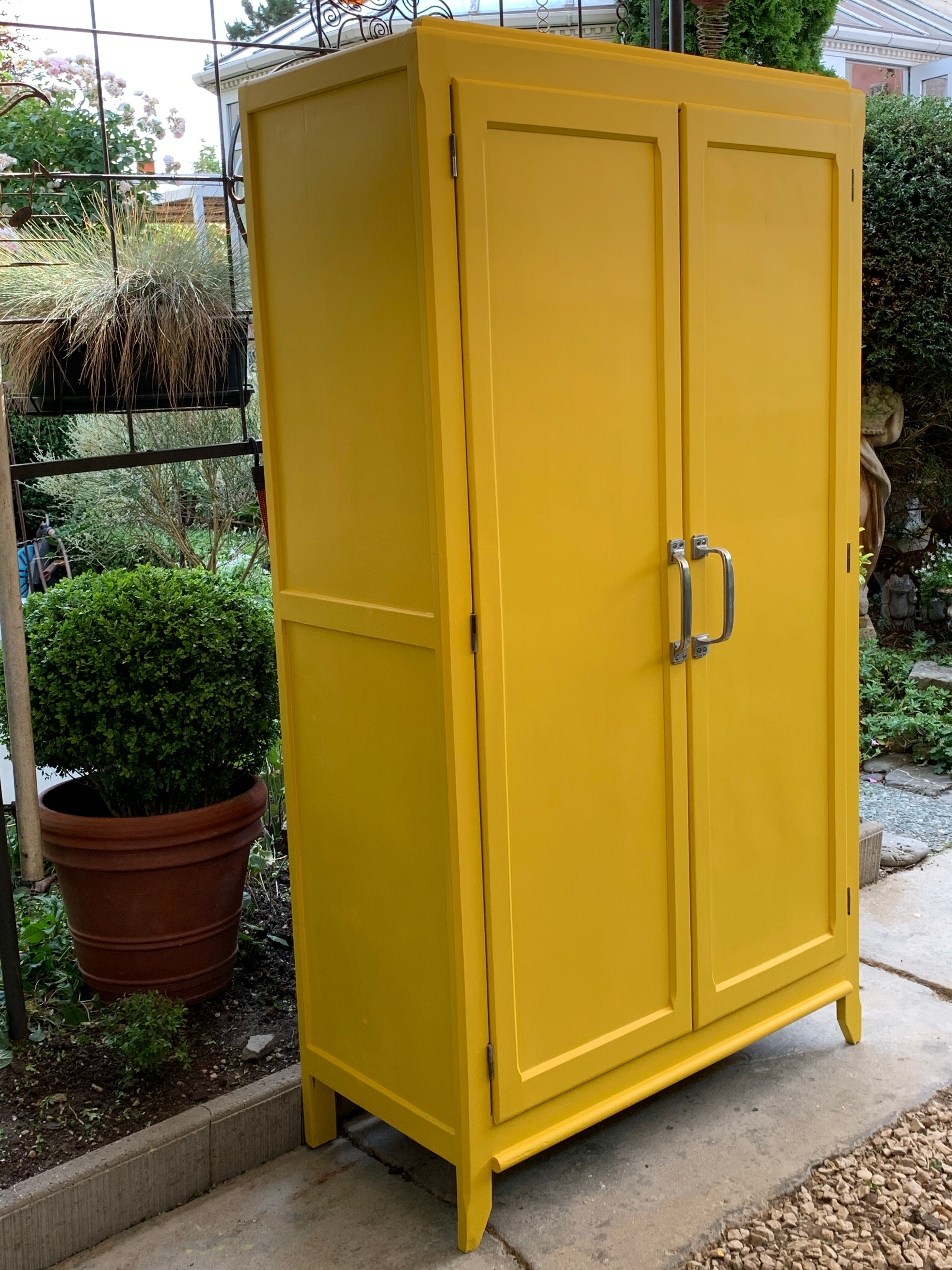 Armoire parisienne jaune poudrée 1950
