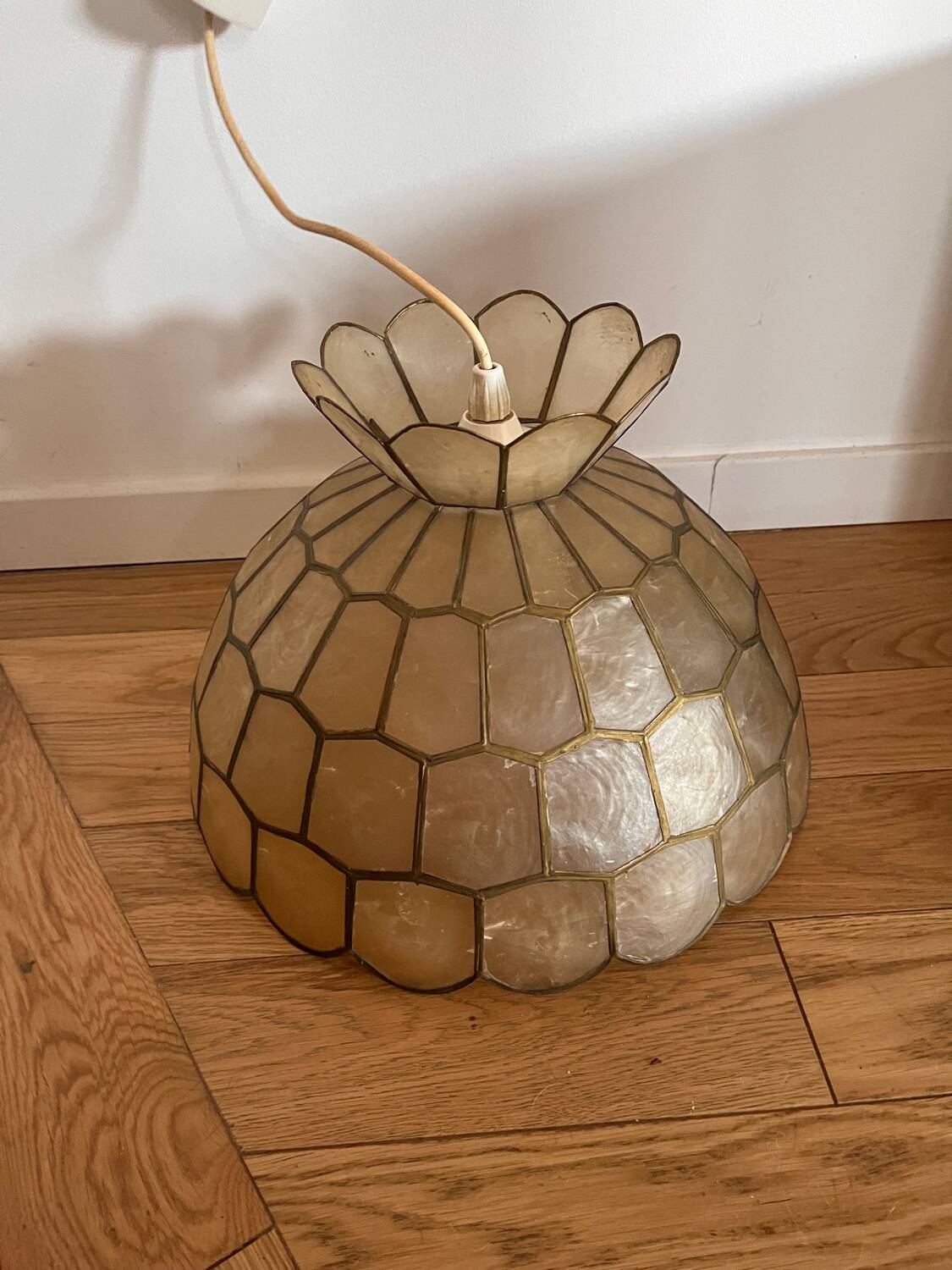 Mother-of-pearl suspension