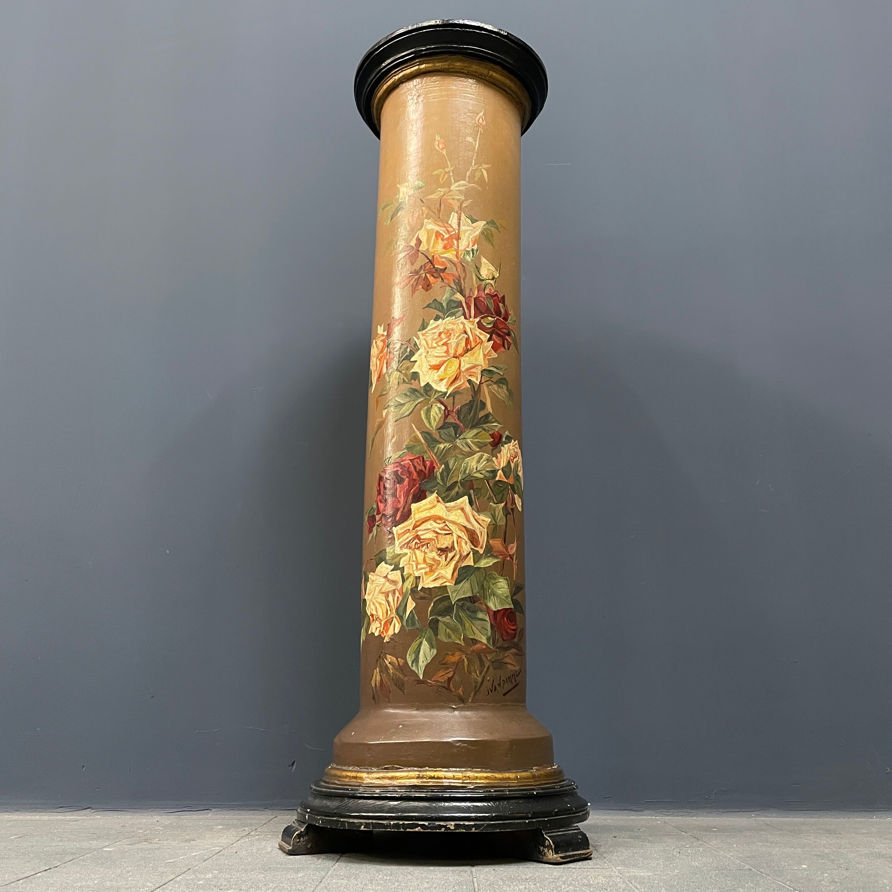 Colonne antique peint avec des fleurs