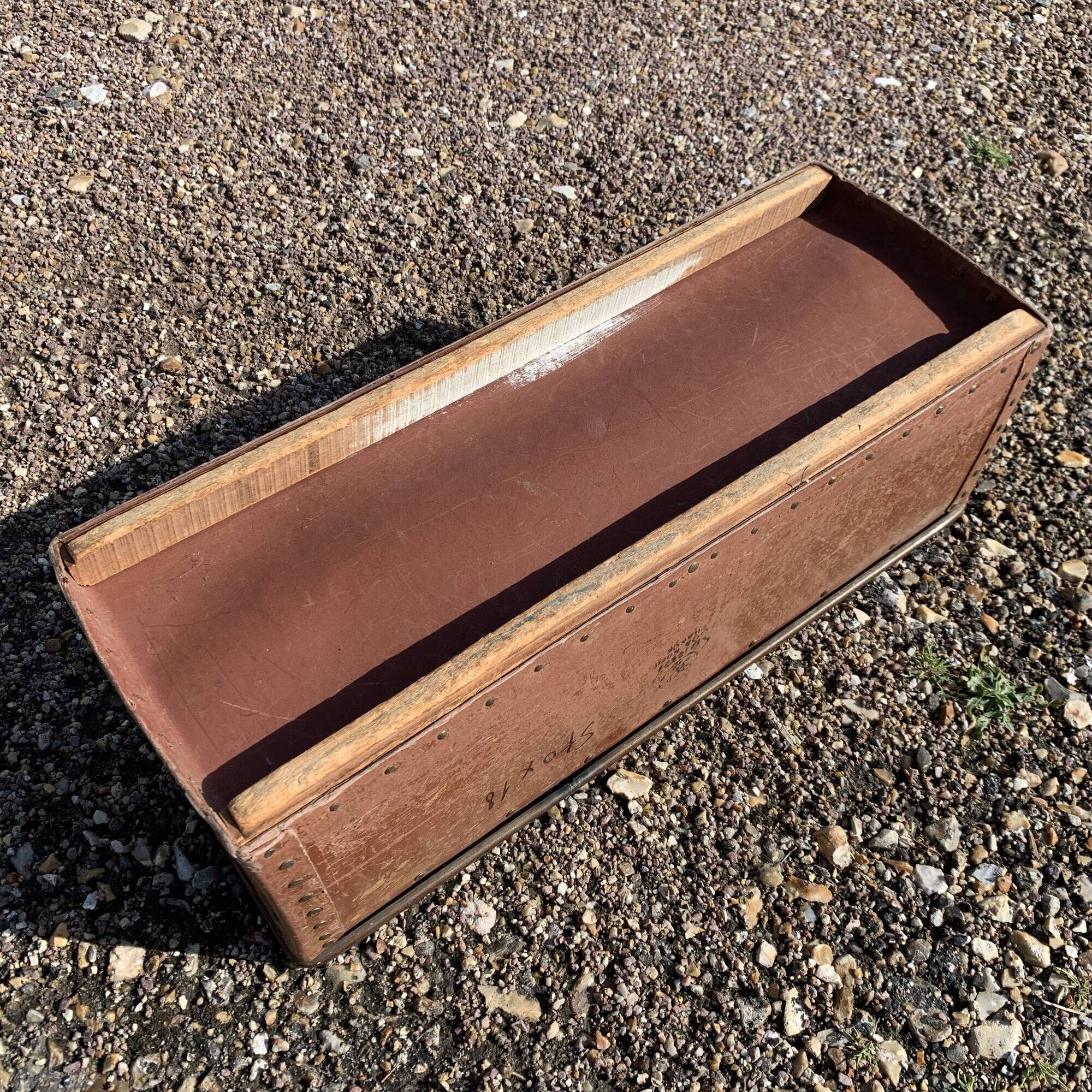 Industrial box made of boiled cardboard and Rivet Suroy France