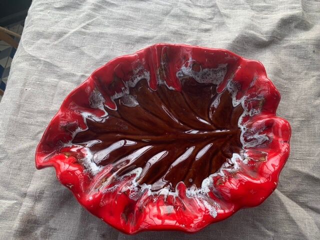 Leaf-shaped fruit cup, slip, enamelled ceramic stamped Vallauris, vintage 196
