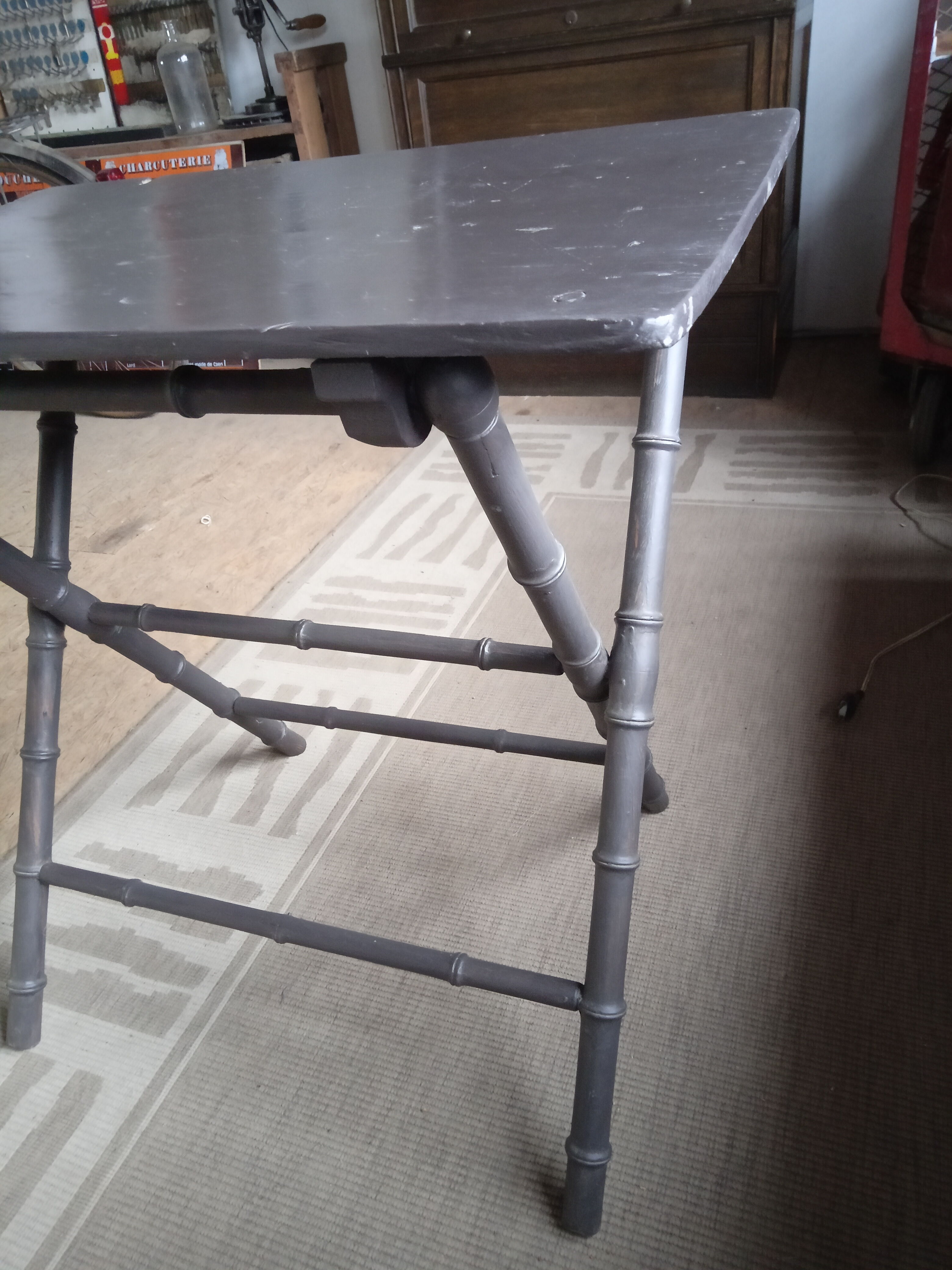 Folding table