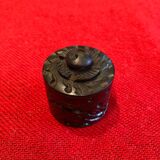 Boite ronde ancienne en ébène sculpté
