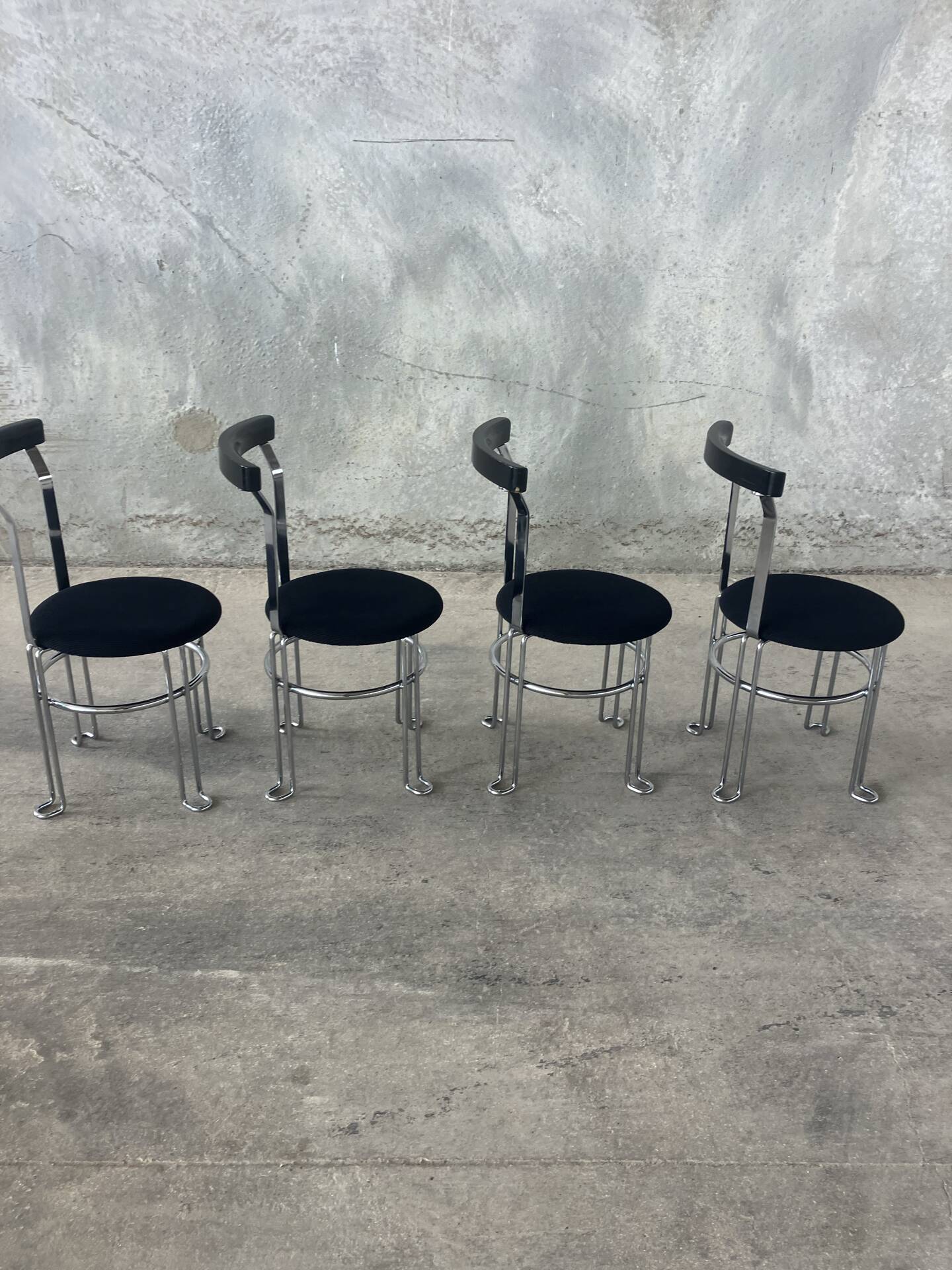 4 chaises postmodernes, 1980