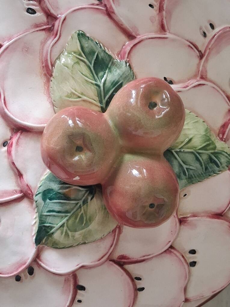 Pie dish / Tatin with a trompe-l'œil lid in slipware – Apple decoration