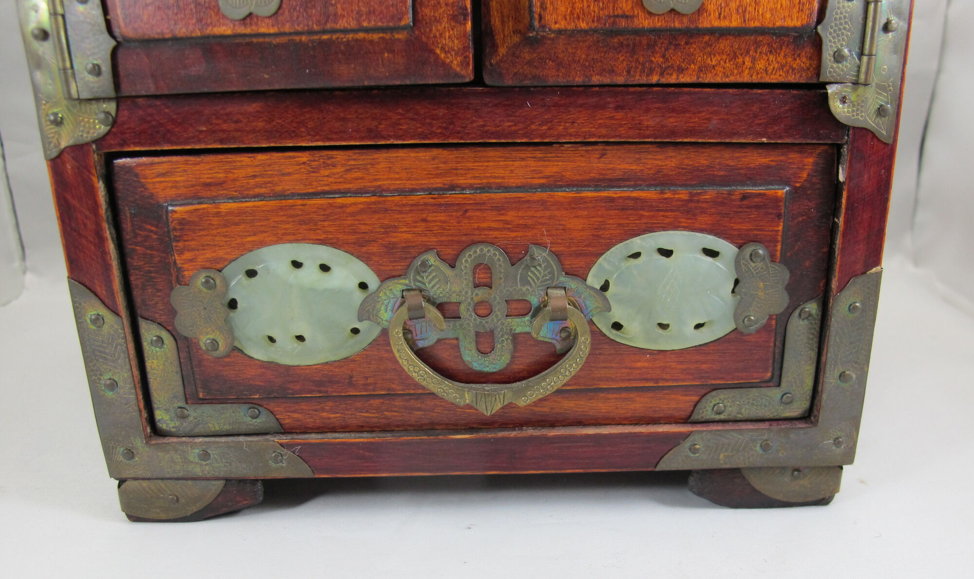 large Wooden Chinese jewelry box decorated with jade plates n°2