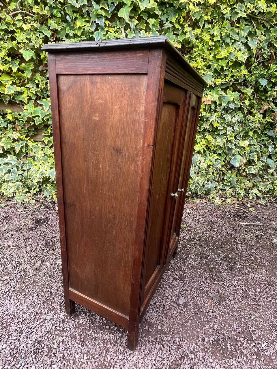 Small cabinet with 2 doors