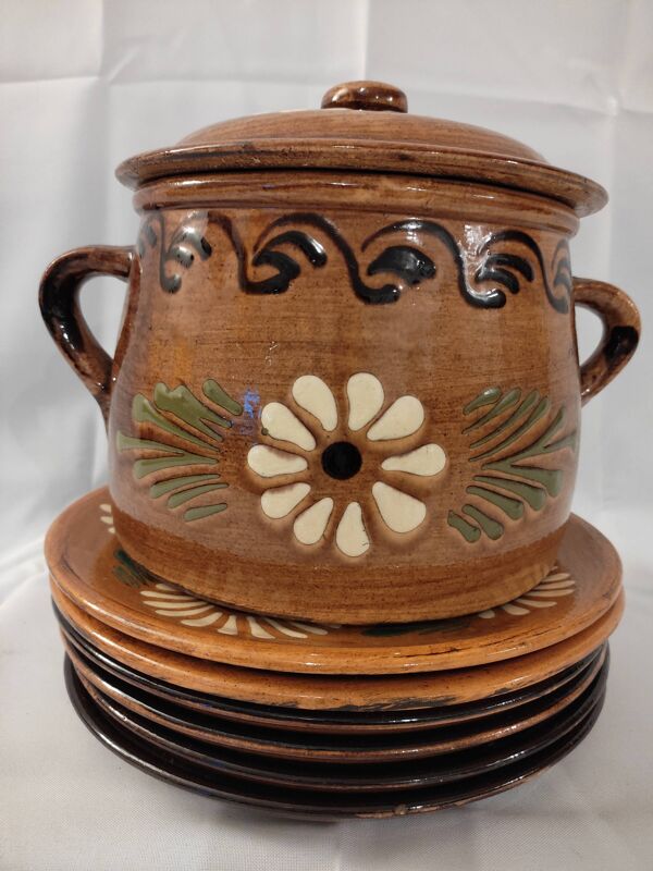 Ensemble marmaitre à choucroute et assiettes