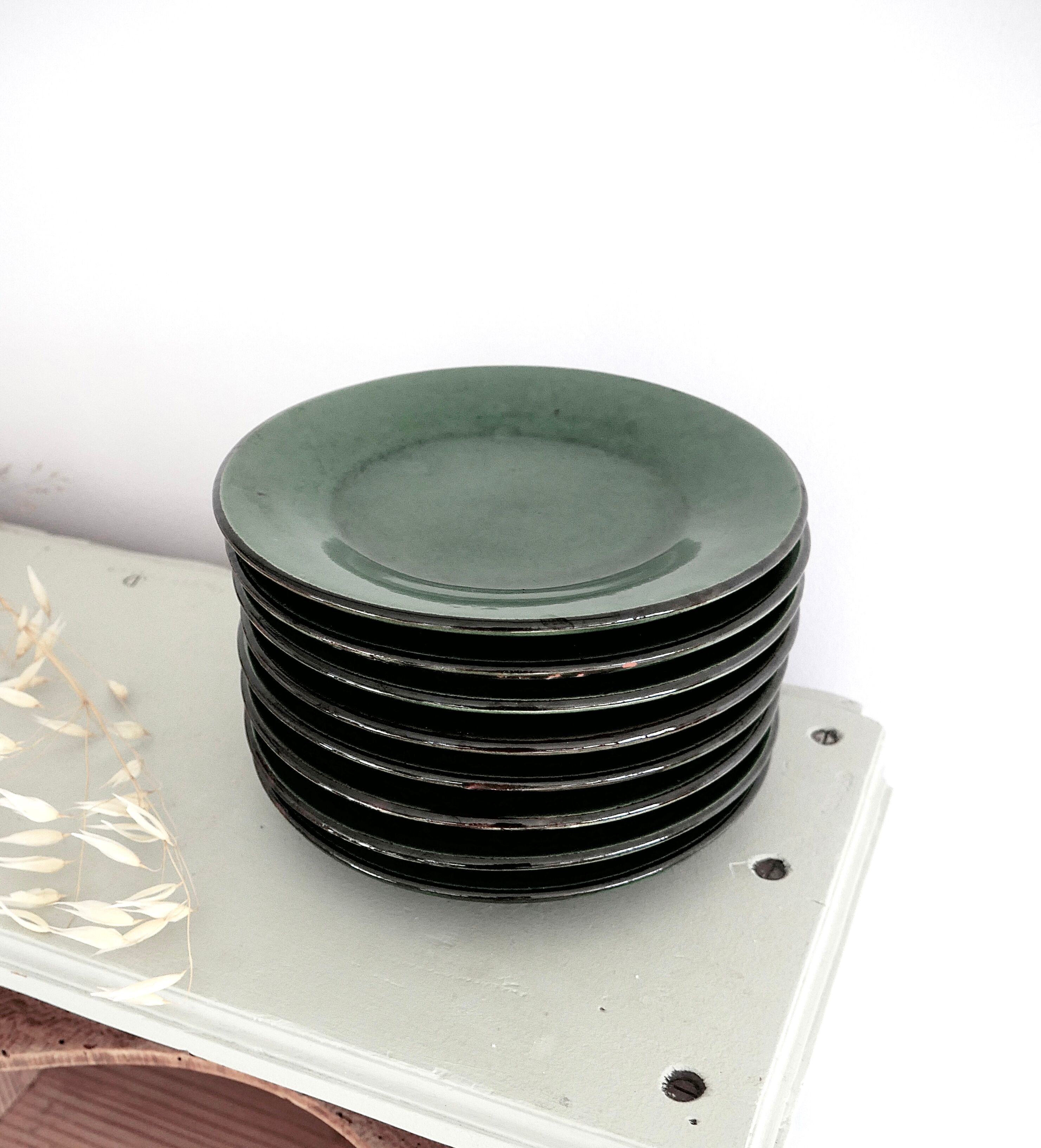 Lot 8 stoneware dessert plates