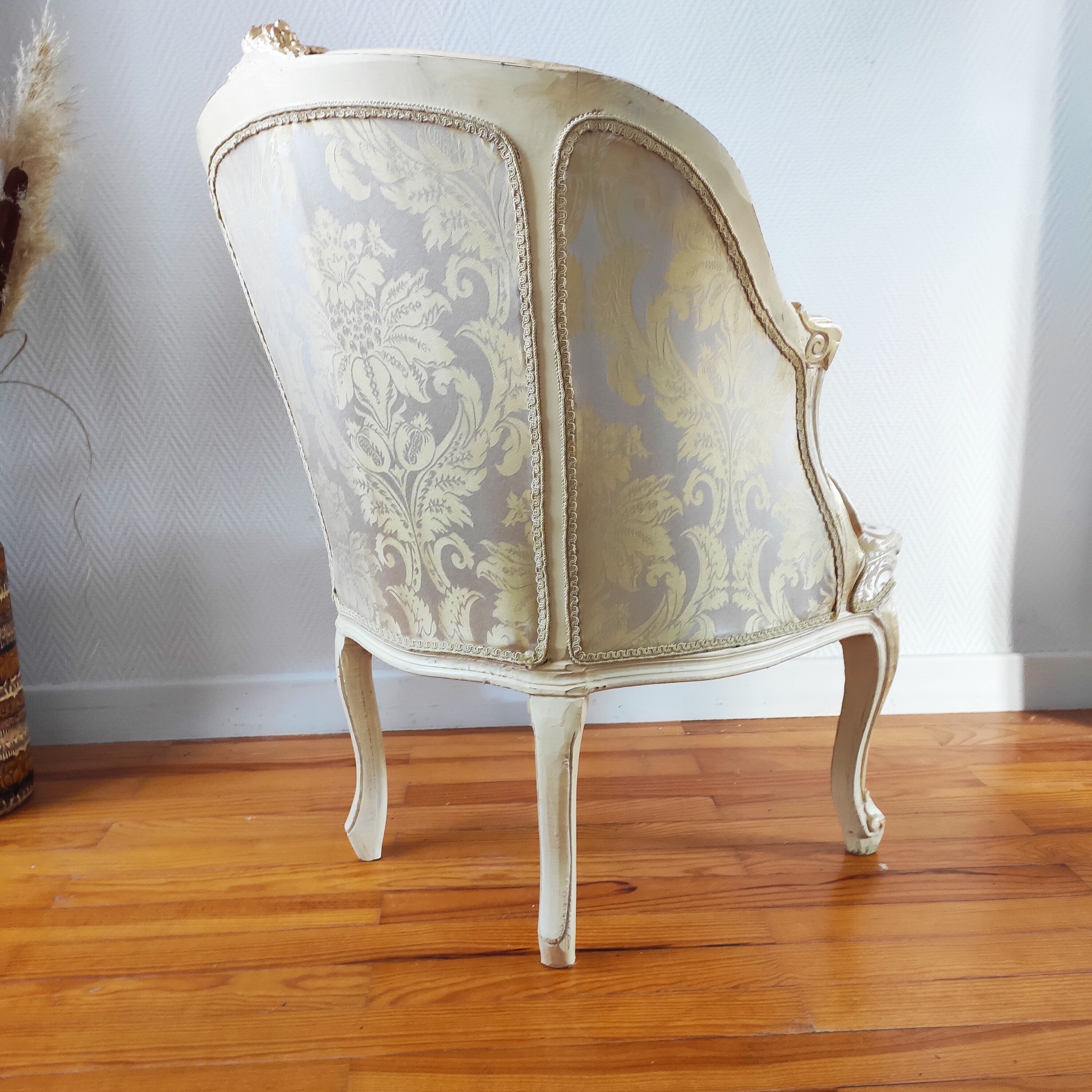 Fauteuil ancien bergère style Louis XV patiné