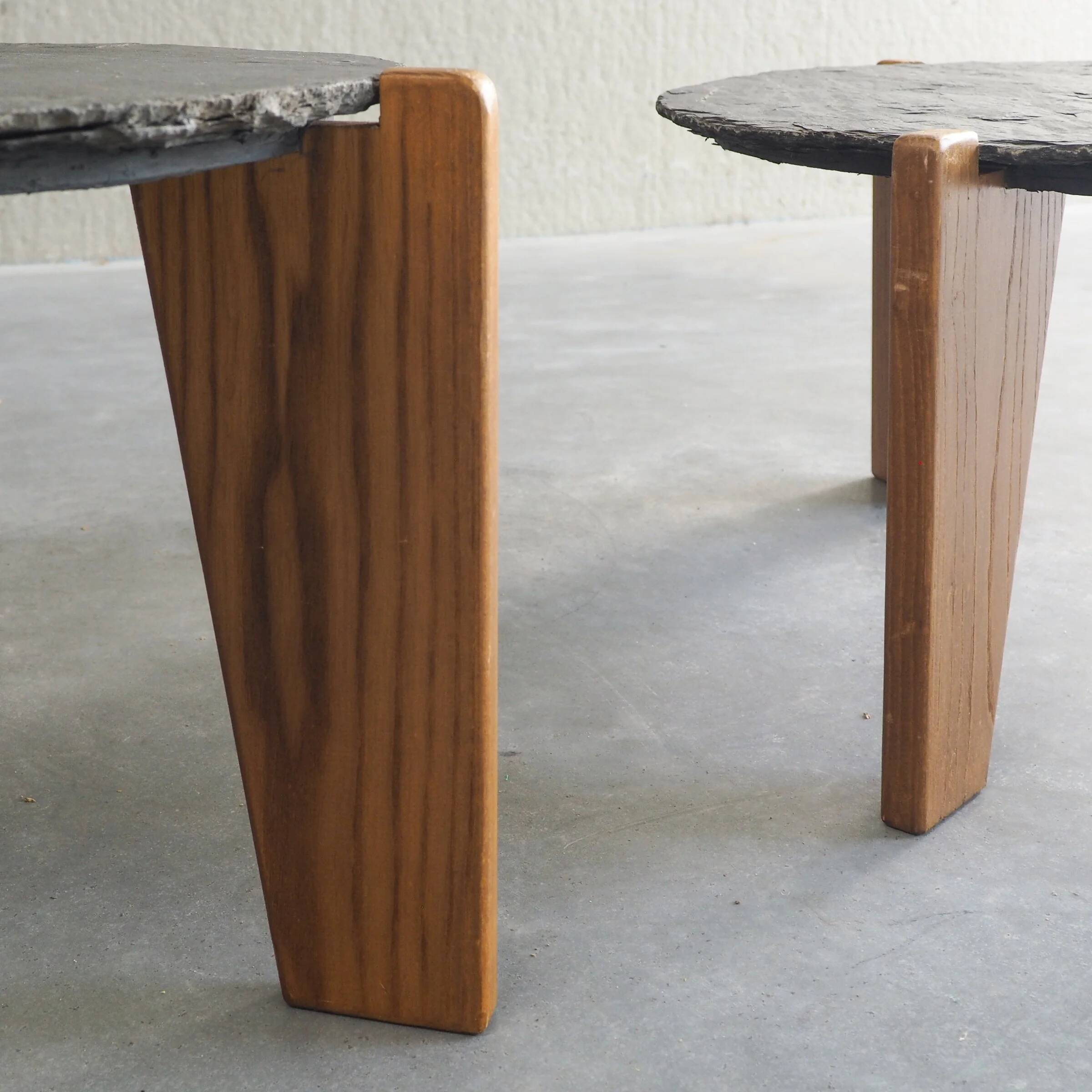 2 tables d'appoint en ardoise et bois de pin de style brutaliste