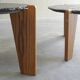 2 tables d'appoint en ardoise et bois de pin de style brutaliste