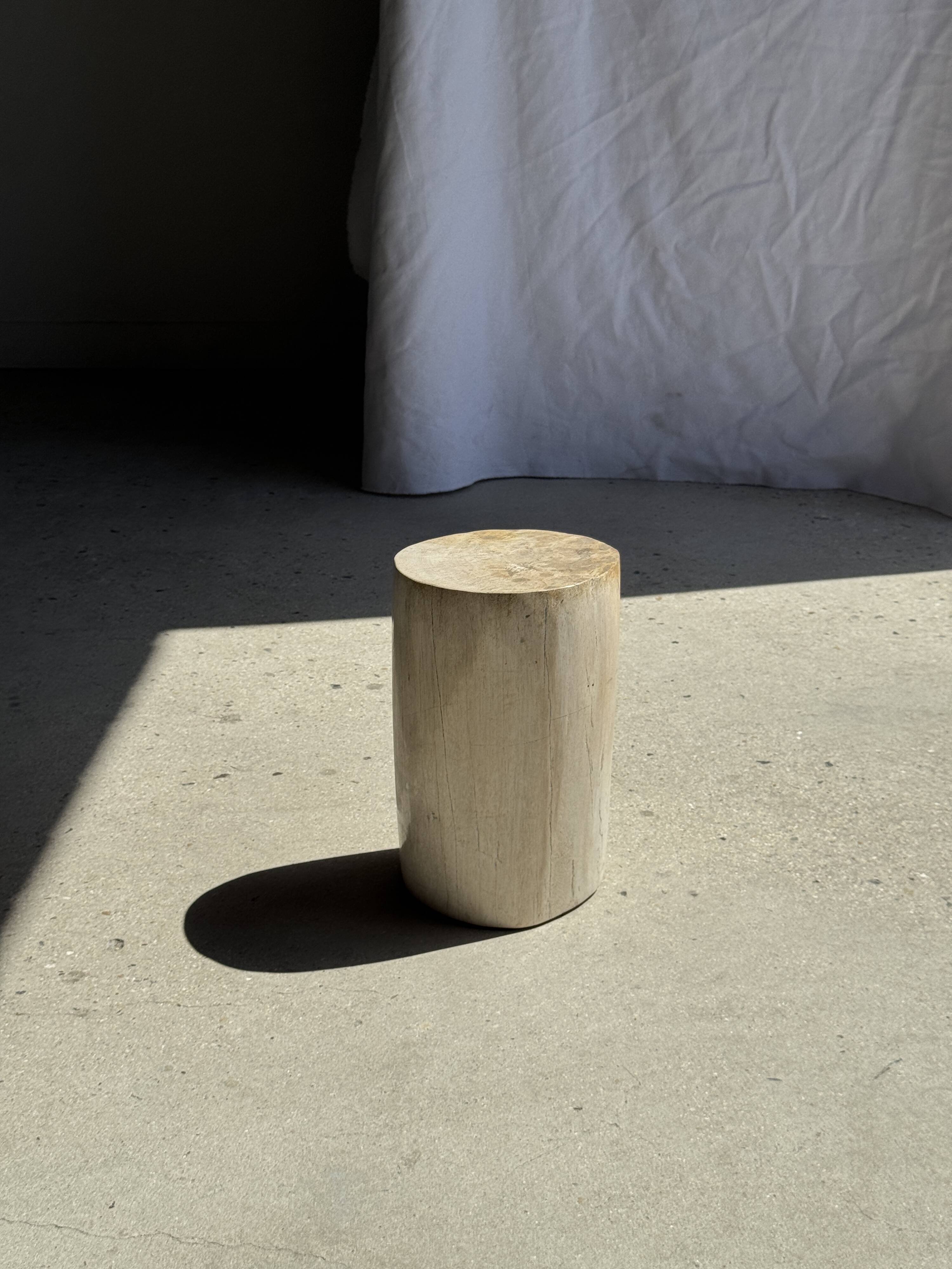 Small accent table in speckled white beige petrified wood H29 D18 - 3327