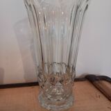 Vase en verre taillé transparent