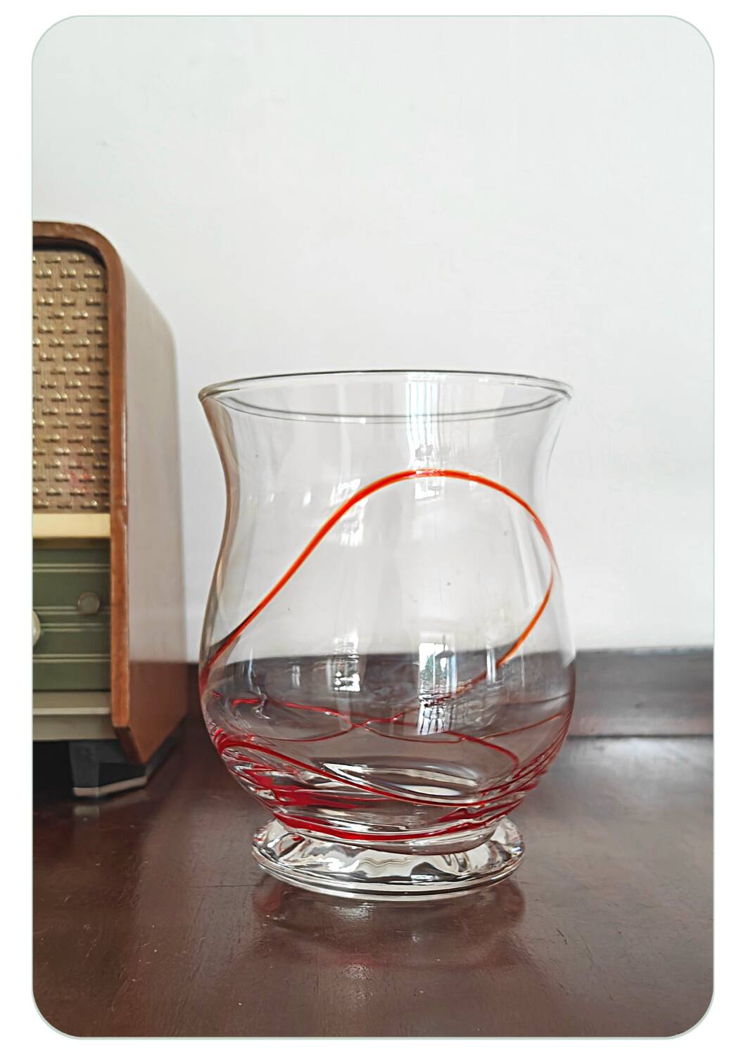 Vase vintage en verre soufflé de style Murano avec tourbillons rouges