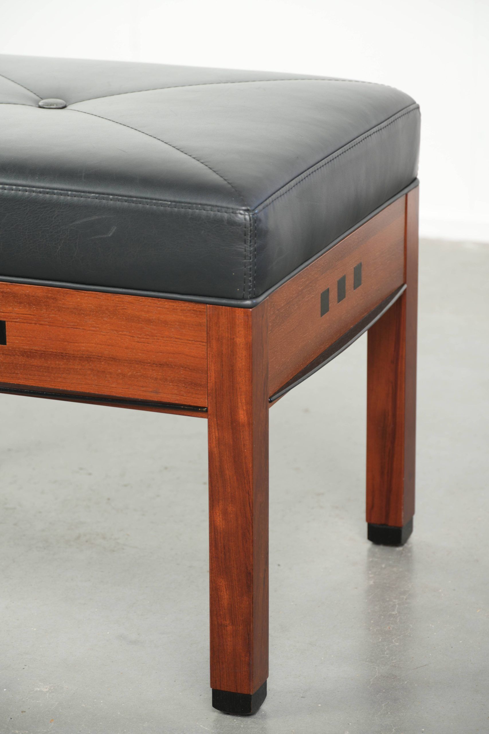Ottoman en cuir noir au design Art Déco