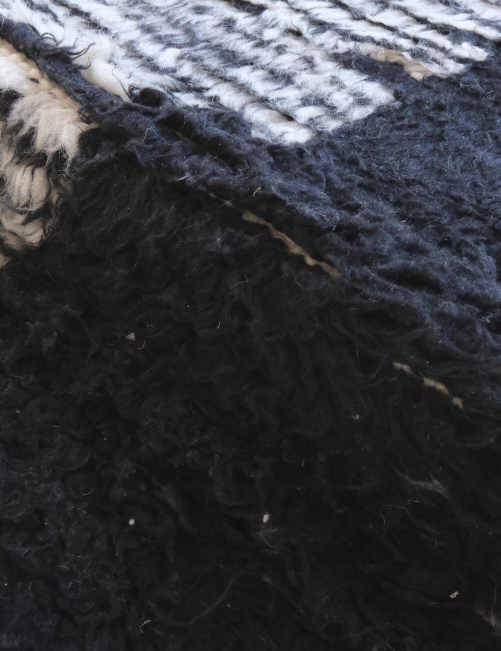 Black and White Rug - 255 x 157 cm