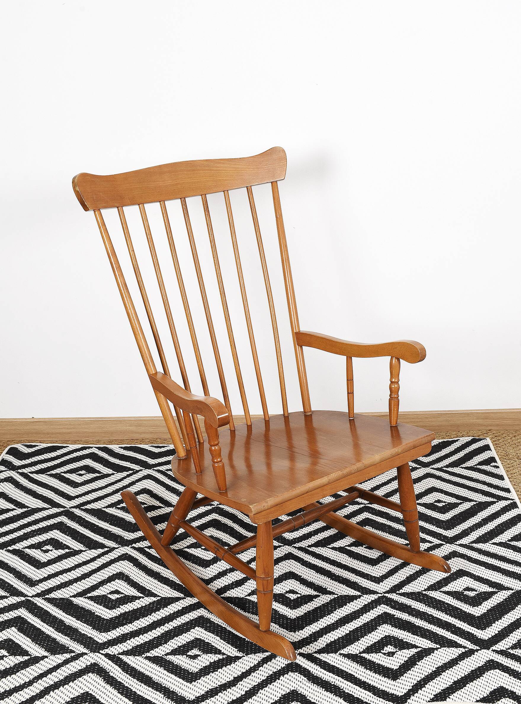 Chaise à bascule, rocking-chair, vintage en bois.
