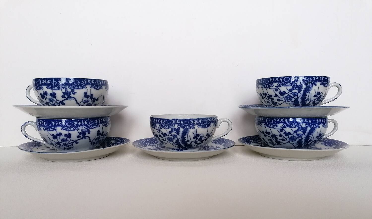 5 white and blue Japanese porcelain tea cups