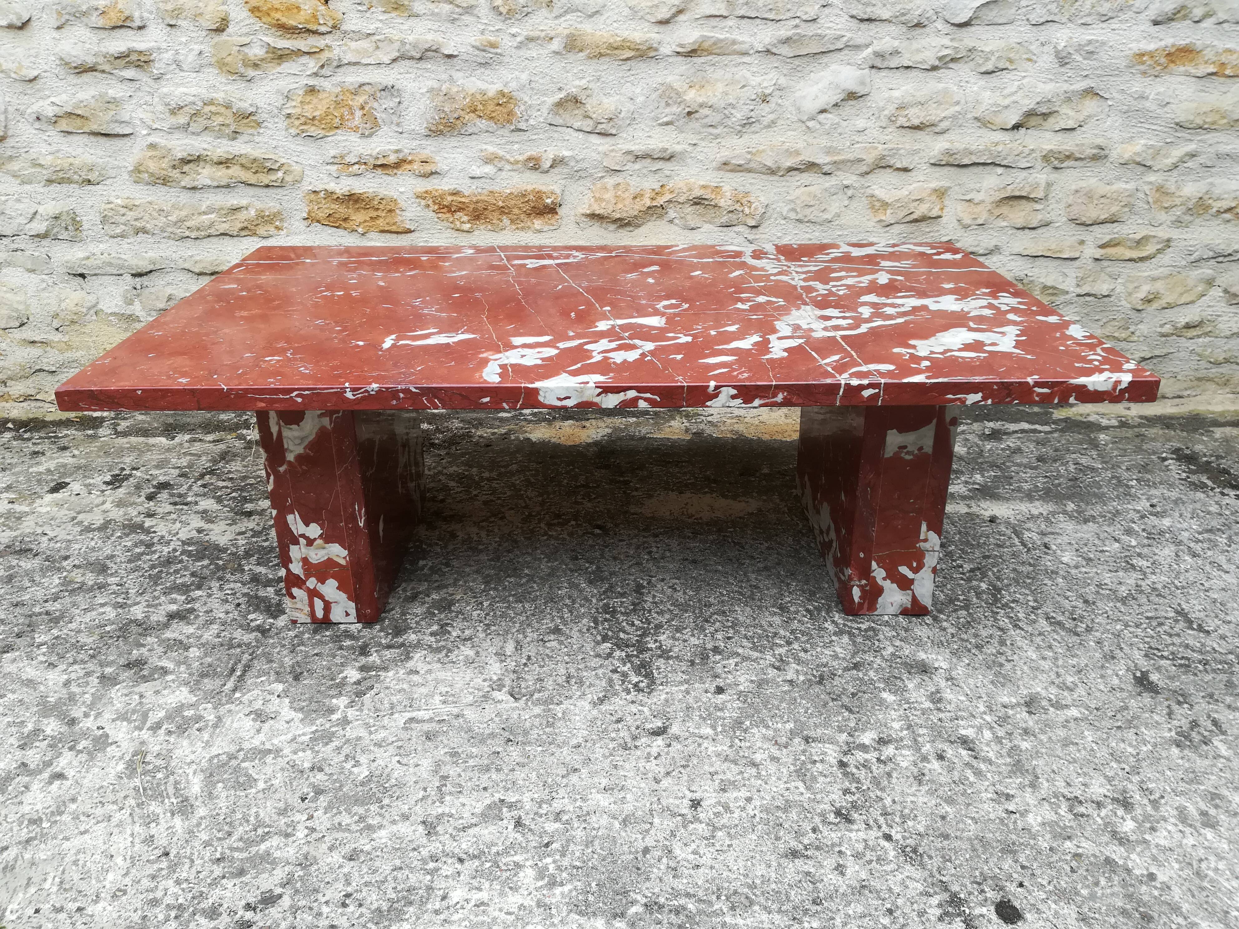 Table basse en marbre rouge