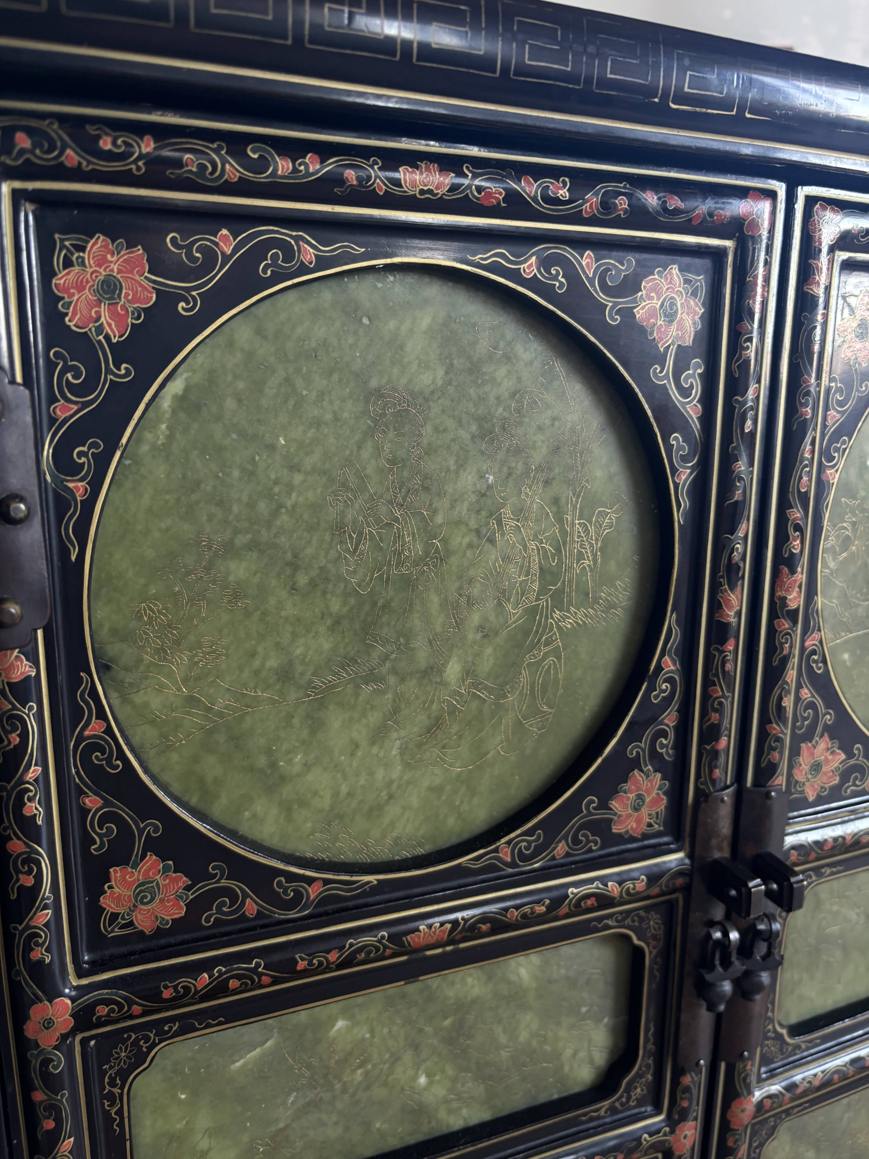 Small Chinese cabinet in black lacquer.
