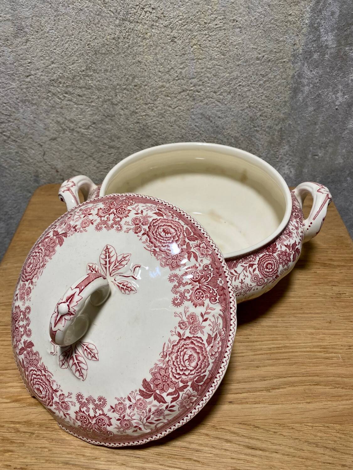 Villeroy and Boch soup tureen, Burgenland model, red