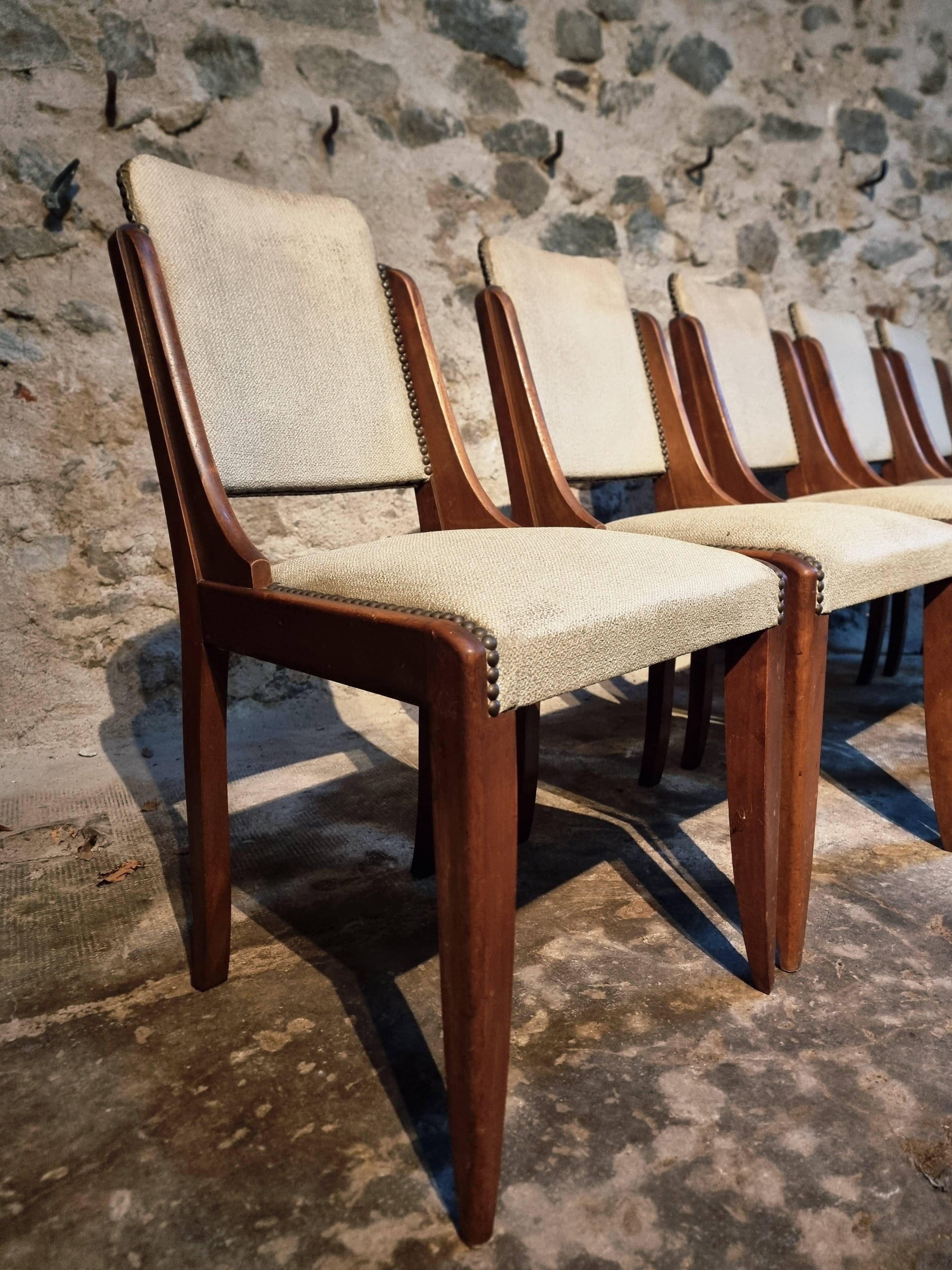 Ensemble de 5 chaises de salle à manger françaises mid-century en noyer avec revêtement taupe clair – années 1950