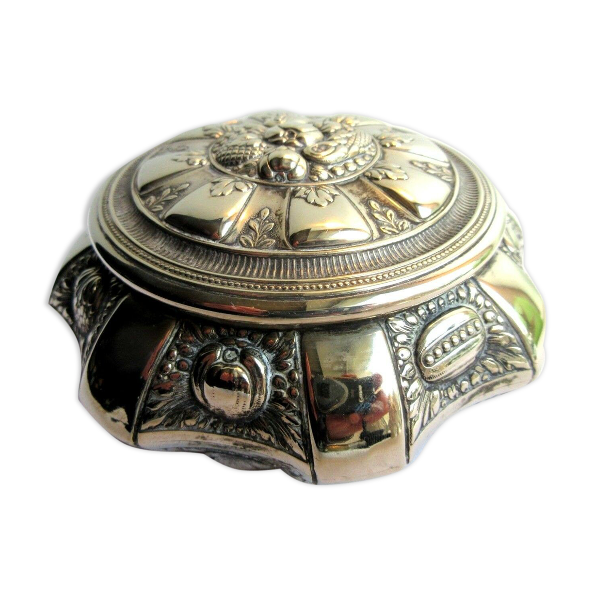 Bonbonnière Art Nouveau, métal argenté repoussé, Acanthes et fruits divers