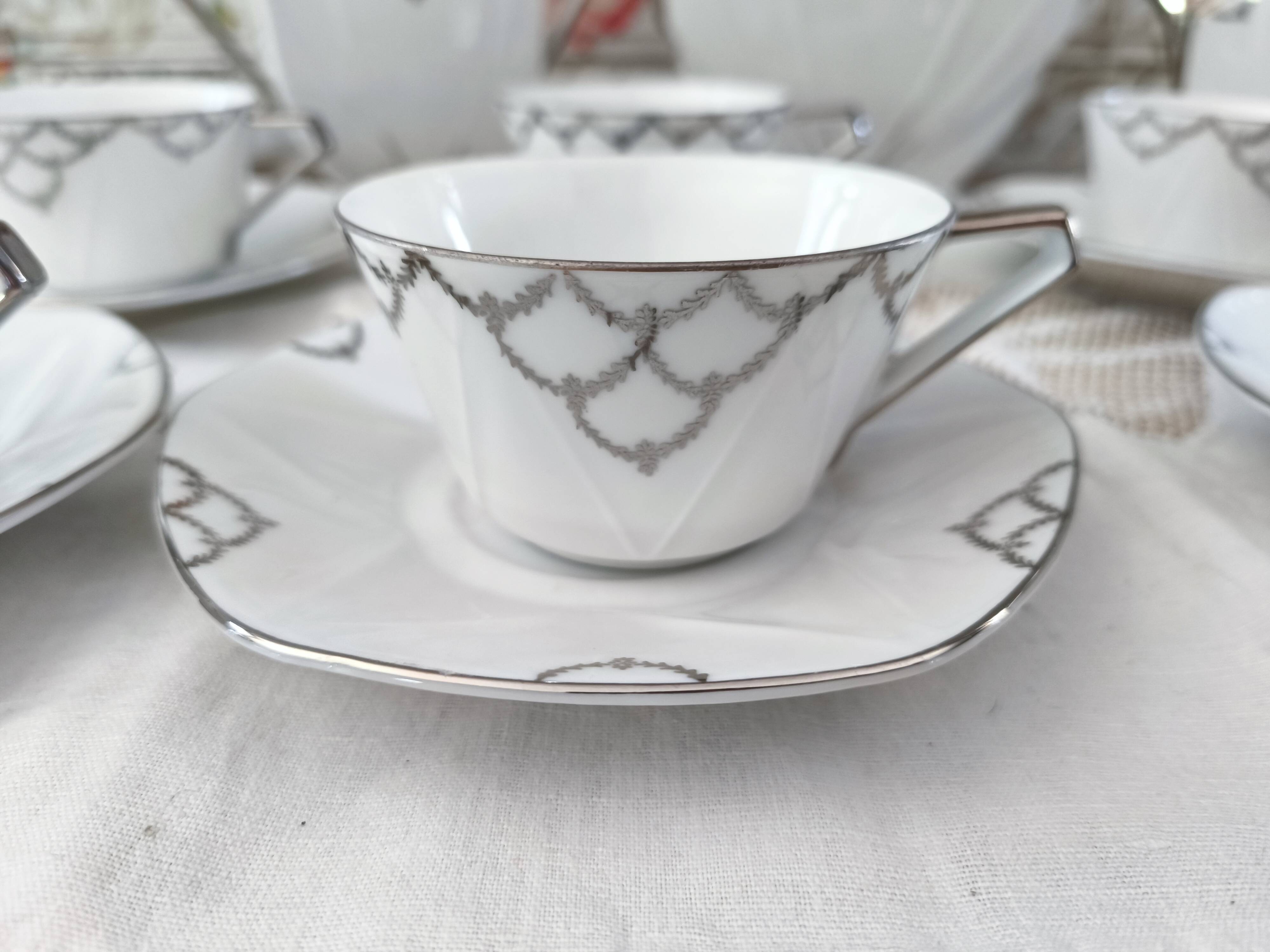 Service à café Art Déco en porcelaine blanche décor argenté