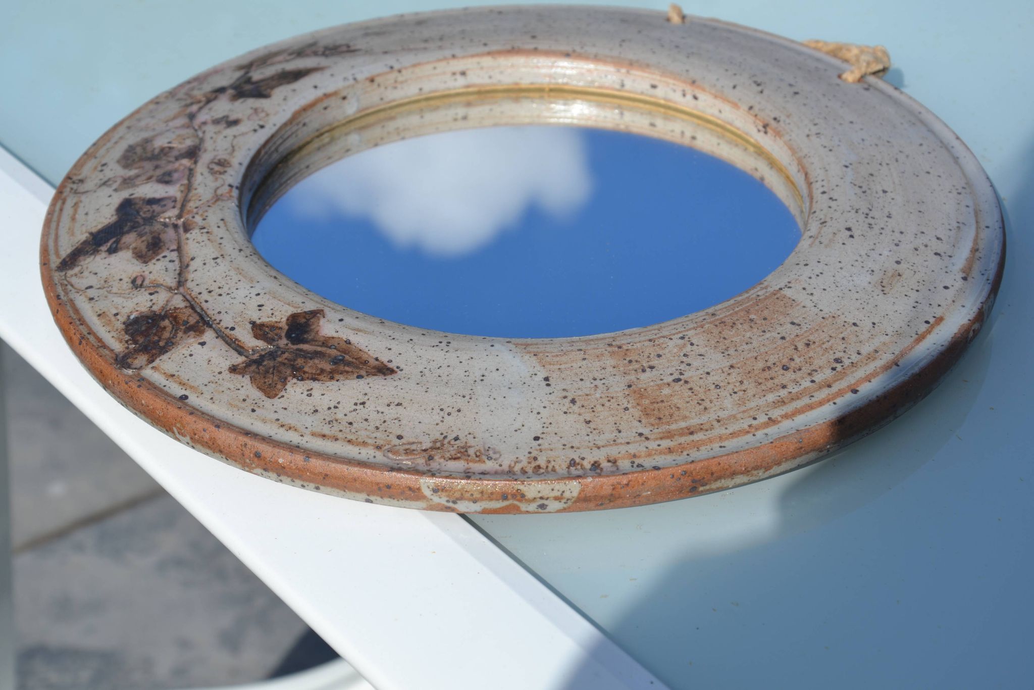 Miroir rond en céramique signé