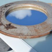 Miroir rond en céramique signé