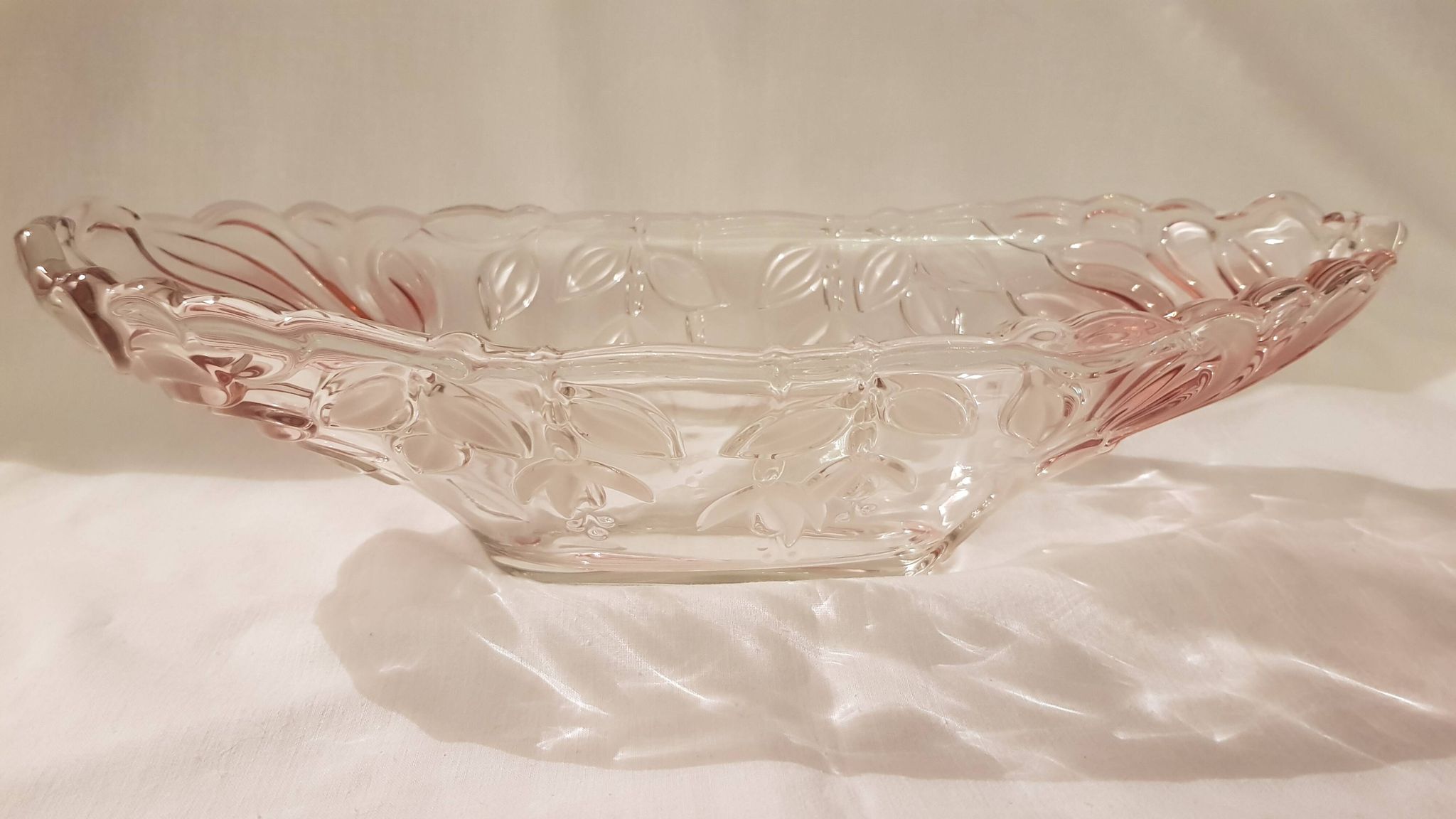 Oval bowl in crystal and frosted glass, pink and frosted.