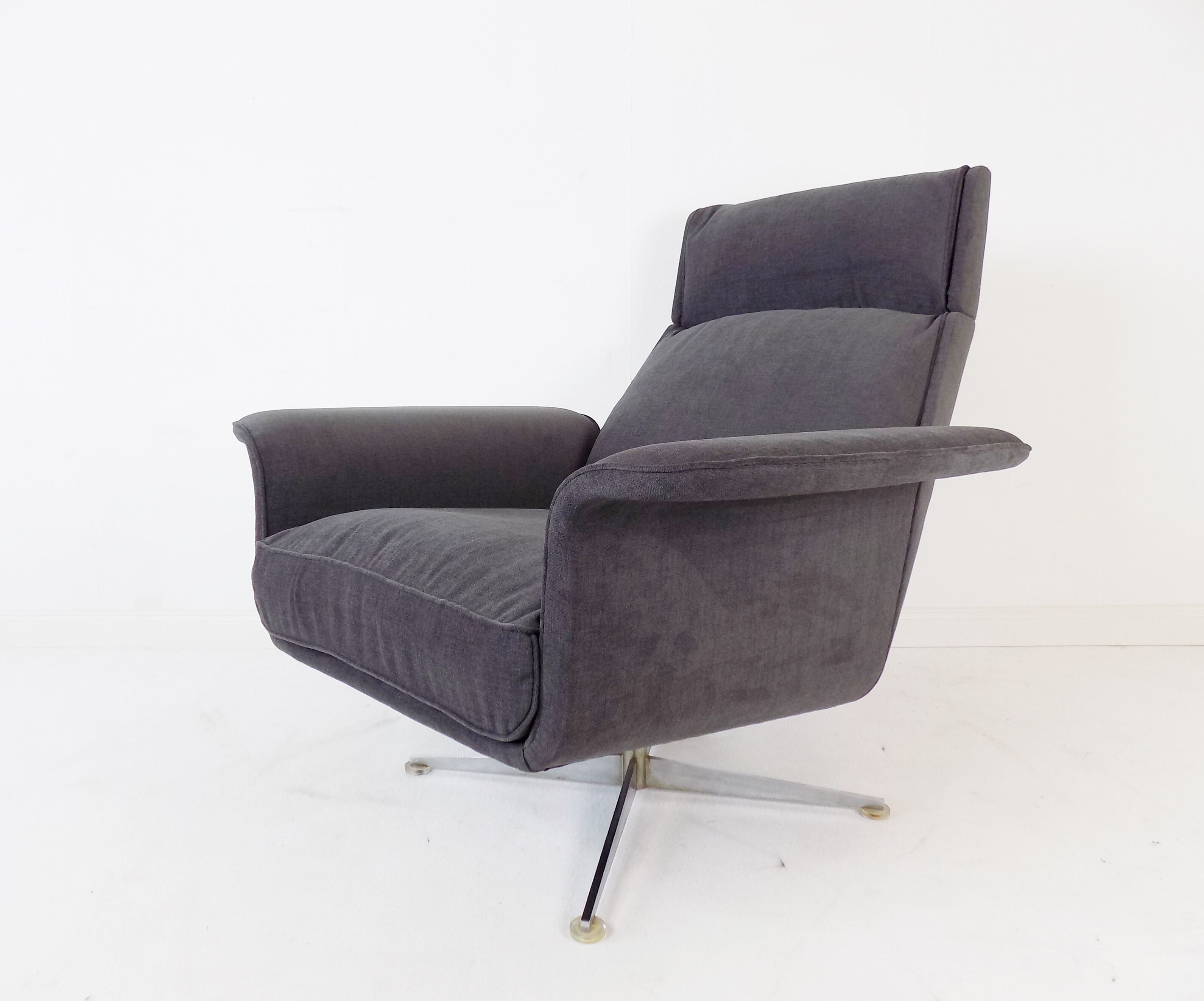 Fauteuil Kaufeld Siesta 62  grise avec pouf par Jacques Brule