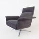 Fauteuil Kaufeld Siesta 62  grise avec pouf par Jacques Brule