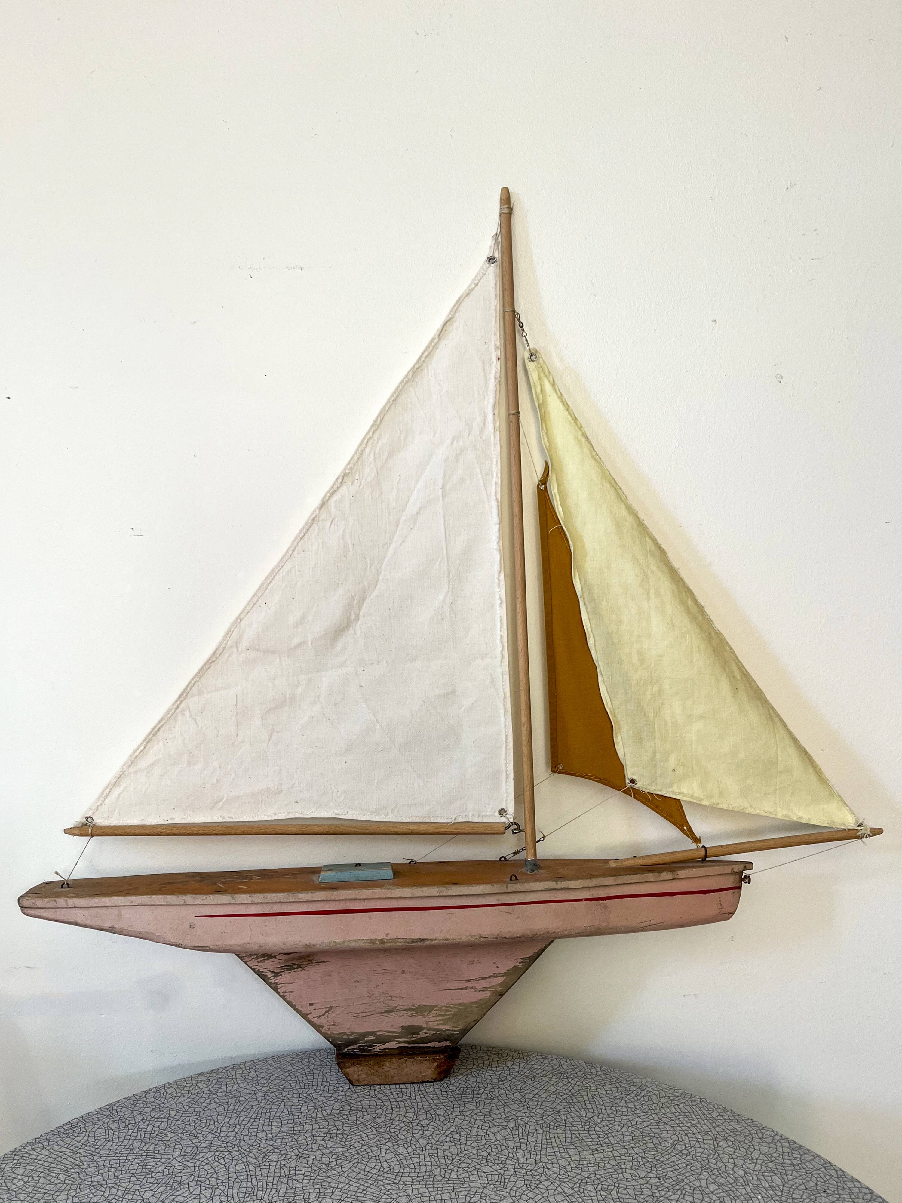 Ancien Voilier de Bassin en bois quille en métal dans l'état 27cm long