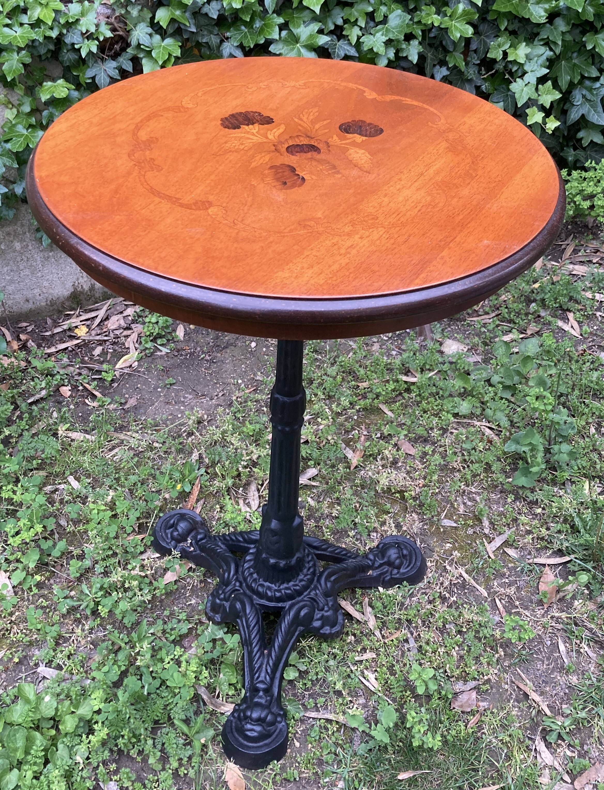 Pedestal table with inlaid top and flower decoration