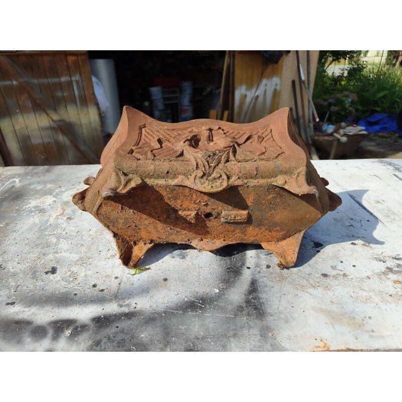 Cast iron planter from 1900 by the Charleville-Mézières establishments.